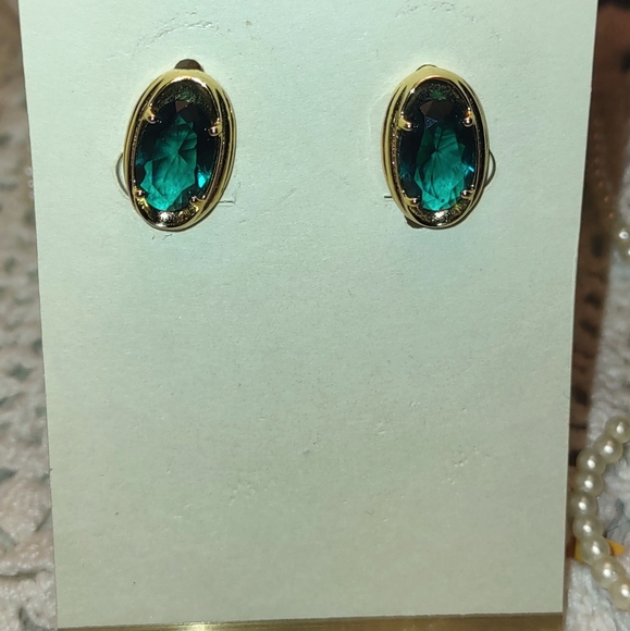 Oval Emerald Green Earrings - Picture 3 of 7